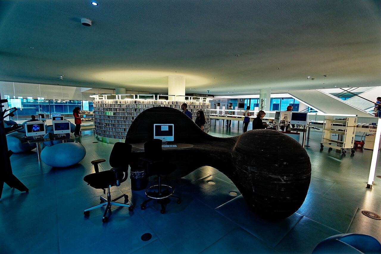 Work desks and seating pods on an open floor of OBA Oosterdok